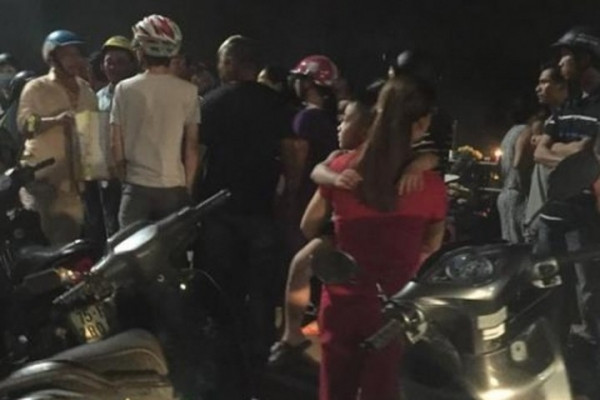 Nhiều người dân hiếu kì tập trung tại hiện trường vụ việc. Nhiều người dân hiếu kì tập trung tại hiện trường vụ việc.