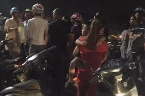 Nhiều người dân hiếu kì tập trung tại hiện trường vụ việc.