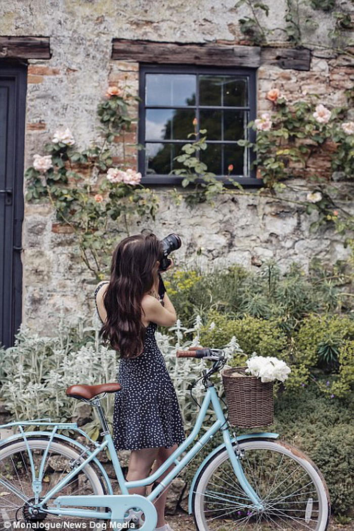 Mona yêu thích công việc của mình và khuyến khích mọi người nếu có đam mê hãy theo đuổi.