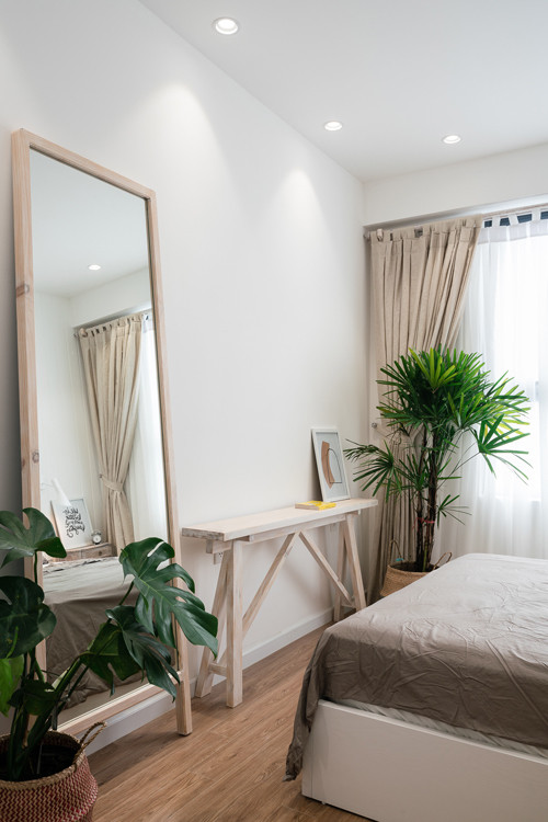 Từng chi tiết như bàn ở chân giường hay bình trồng cây có kiểu dáng mộc mạc hoặc được làm màu cũ tạo cảm giác nhà mới nhưng vẫn thân quen. Từng chi tiết như bàn ở chân giường hay bình trồng cây có kiểu dáng mộc mạc hoặc được làm màu cũ tạo cảm giác nhà mới nhưng vẫn thân quen.