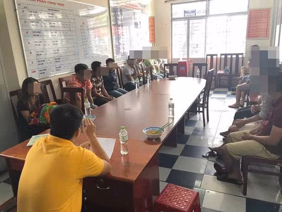 Các con bạc tại cơ quan Công an.