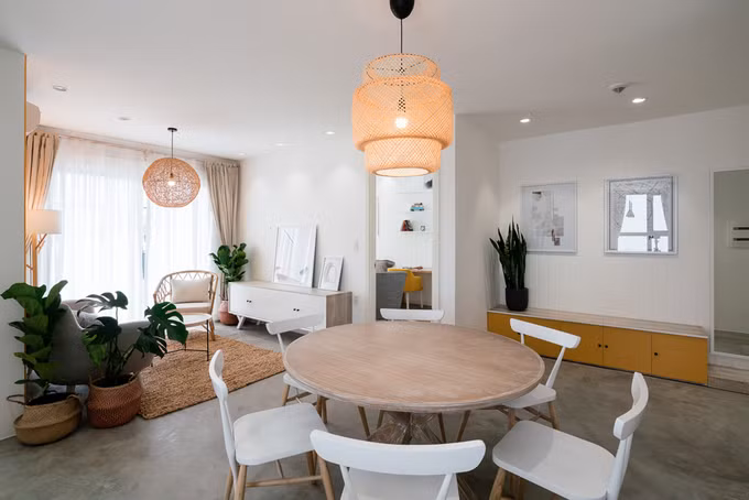 Sau một thời gian đi du học ở Italy, cô gái sinh năm 1990 trở về TP HCM để sinh sống và làm việc trong lĩnh vực giáo dục. Những năm tháng ở châu Âu đã khiến cho cô yêu thích tông màu vàng thường xuất hiện trong các công trình kiến trúc ở đây. Sau một thời gian đi du học ở Italy, cô gái sinh năm 1990 trở về TP HCM để sinh sống và làm việc trong lĩnh vực giáo dục. Những năm tháng ở châu Âu đã khiến cho cô yêu thích tông màu vàng thường xuất hiện trong các công trình kiến trúc ở đây.