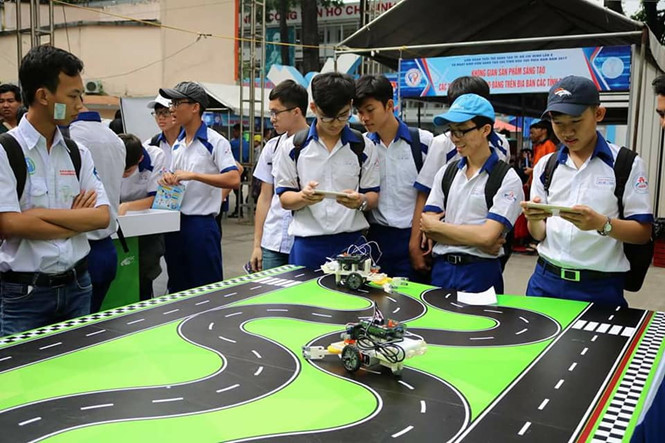 Học sinh TP.HCM xem các mô hình, hoạt động sáng tạo của thanh niên.