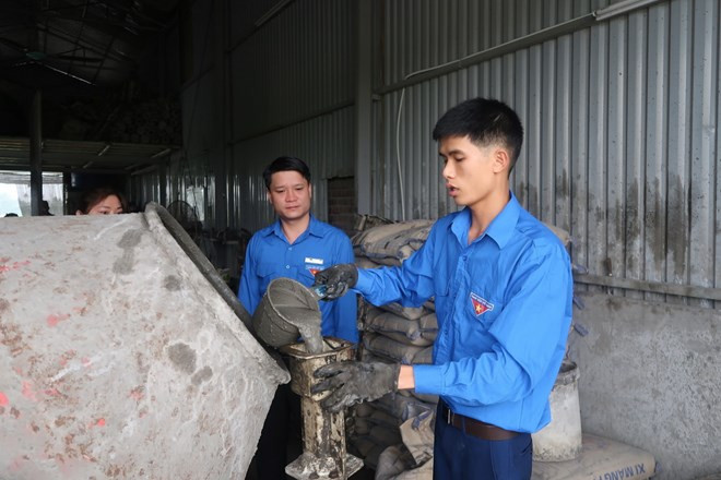 Anh Lương Viết Toàn tại cơ sở sản xuất hàng rào bêtông ly tâm. Anh Lương Viết Toàn tại cơ sở sản xuất hàng rào bêtông ly tâm.
