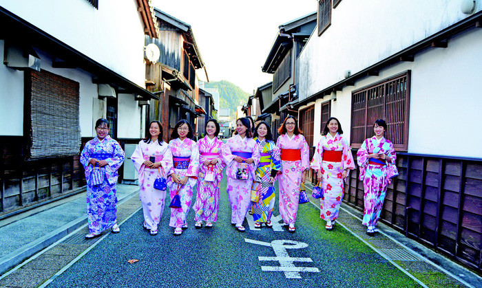 Phan Phương Nam (bìa phải) - có quá trình làm việc trong ngành du lịch tại Nhật Bản 4 năm qua - cho biết điều làm cô say mê theo nghề là 