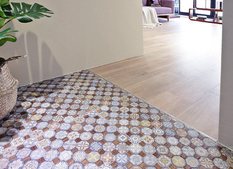 Gạch hình bát giác, tạo ranh giới giữa hành lang và các khu vực sinh hoạt bên trong nhà. Gạch hình bát giác, tạo ranh giới giữa hành lang và các khu vực sinh hoạt bên trong nhà.