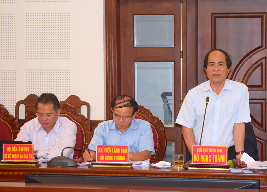 Chủ tịch UBND tỉnh Võ Ngọc Thành nêu lên một số đề xuất, kiến nghị của tỉnh với đoàn công tác. Ảnh: Hồng Thi