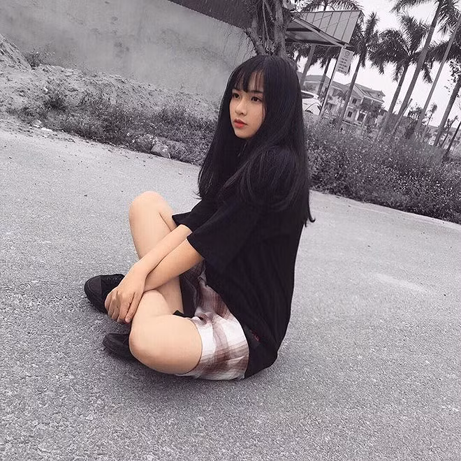 Suốt nhiều năm liền, cô nàng cựu học sinh trường Phan Bội Châu đều đạt danh hiệu học sinh giỏi. Năm 2018, nữ sinh giành giải nhì trong cuộc thi Khoa học Kỹ thuật của tỉnh.