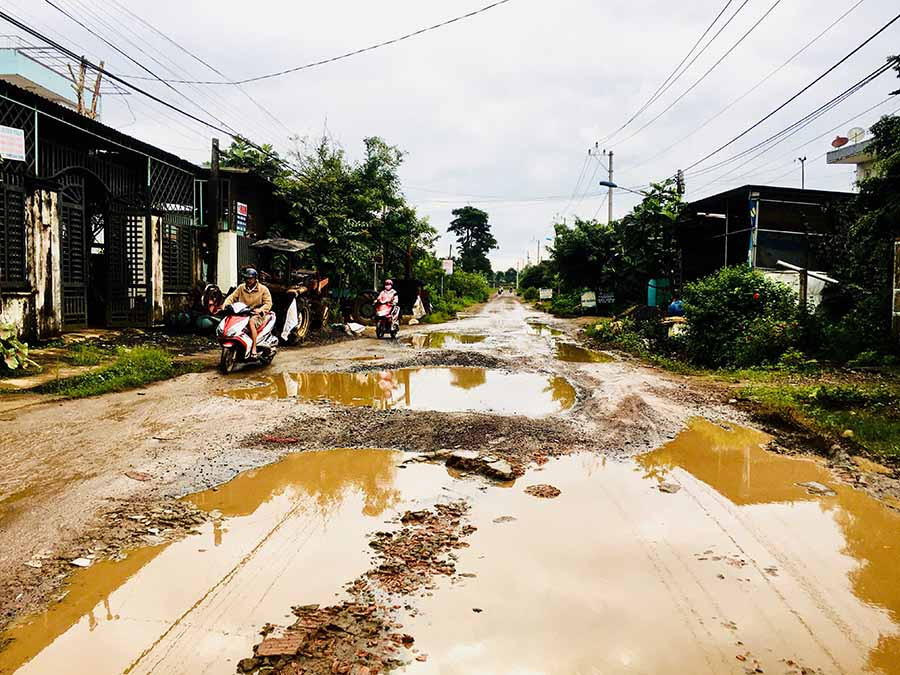 Mặt đường Phạm Ngọc Thạch (TP. Pleiku) có những hố sâu đầy nước gây nhiều khó khăn cho người tham gia giao thông. Ảnh: L.H