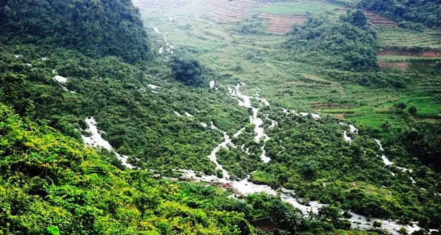 Thác Nặm Ngùa như dải lụa trắng giữa núi rừng xanh thẳm. Thác Nặm Ngùa như dải lụa trắng giữa núi rừng xanh thẳm.