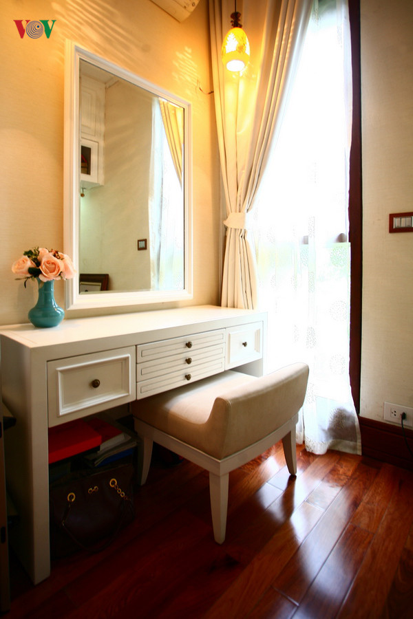 Bàn trang điểm nhẹ nhàng, duyên dáng