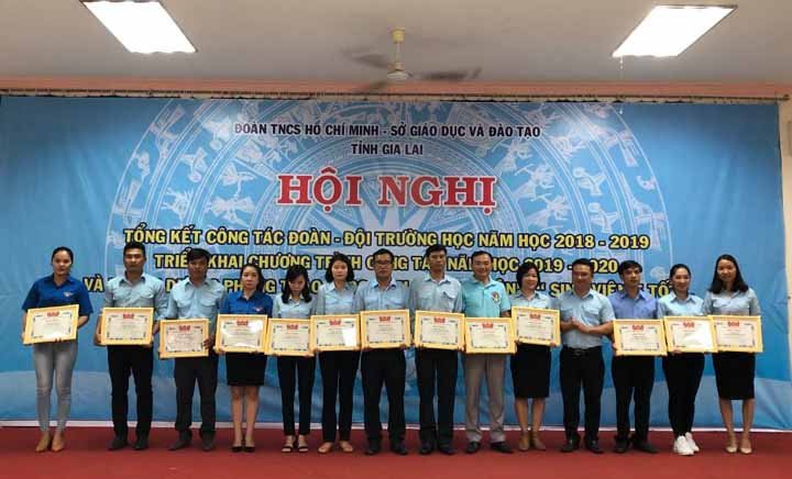 Tặng bằng khen của Ban Chấp hành Tỉnh Đoàn cho các cá nhân có thành tích xuất sắc trong công tác Đội và phong trào thiếu nhi năm học 2018-2019. Ảnh: Thủy Bình