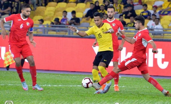 Malaysia (áo vàng) đã không suôn sẻ trong trận khởi động chuẩn bị vòng loại World Cup 2022 - ẢnhFAM