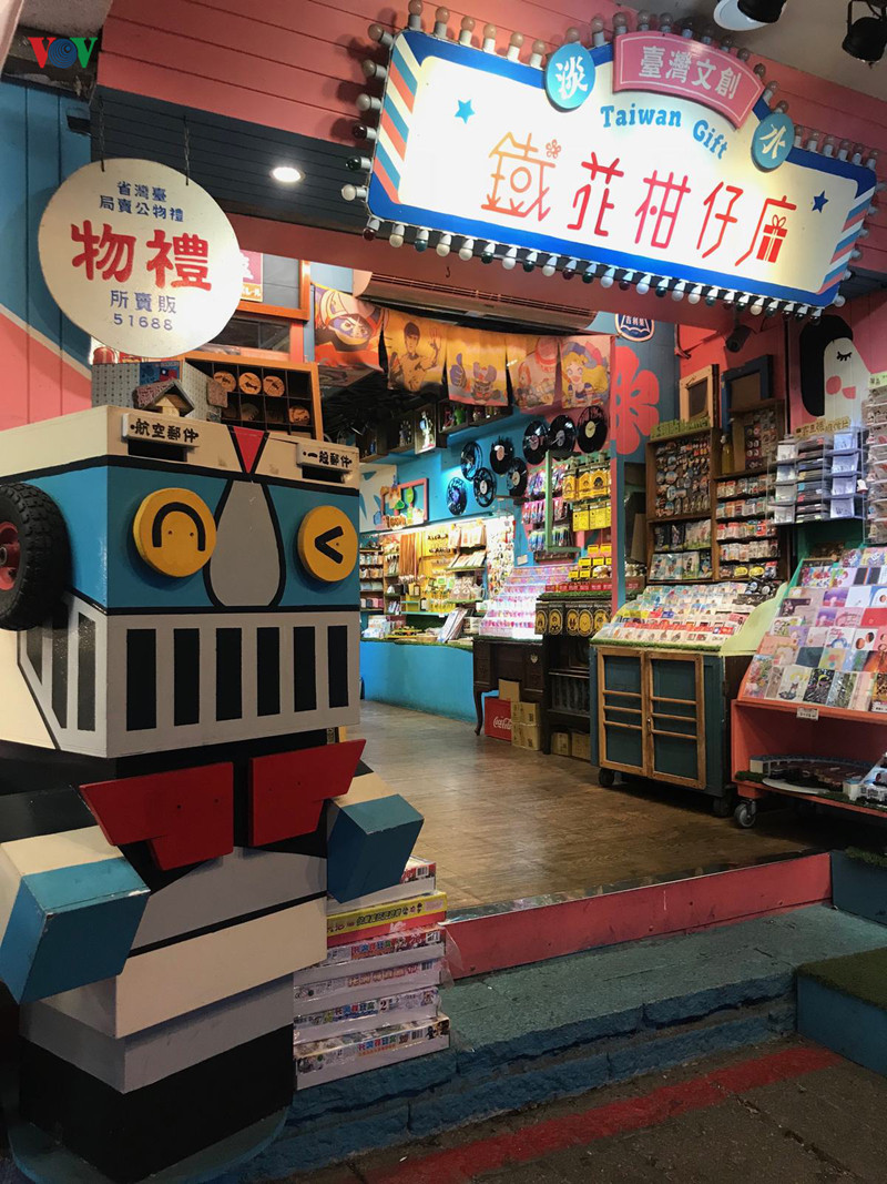 Các cửa hàng đều được trang trí với màu sắc bắt mắt và hình thù ngộ nghĩnh. Tại các cửa hàng lưu niệm, bạn có thể mua về cho mình những món đồ vô cùng xinh xắn, độc, lạ hay những món đồ "made in Taiwan" mà người Đài Loan rất tự hào. Hàng nghìn các loại mặt hàng lưu niệm, đồ trang trí, đồ gốm sứ, đồ trưng bày... đủ kích cỡ, chủng loại khác nhau, đáp ứng mọi nhu cầu của du khách và người dân địa phương. Các cửa hàng đều được trang trí với màu sắc bắt mắt và hình thù ngộ nghĩnh. Tại các cửa hàng lưu niệm, bạn có thể mua về cho mình những món đồ vô cùng xinh xắn, độc, lạ hay những món đồ
