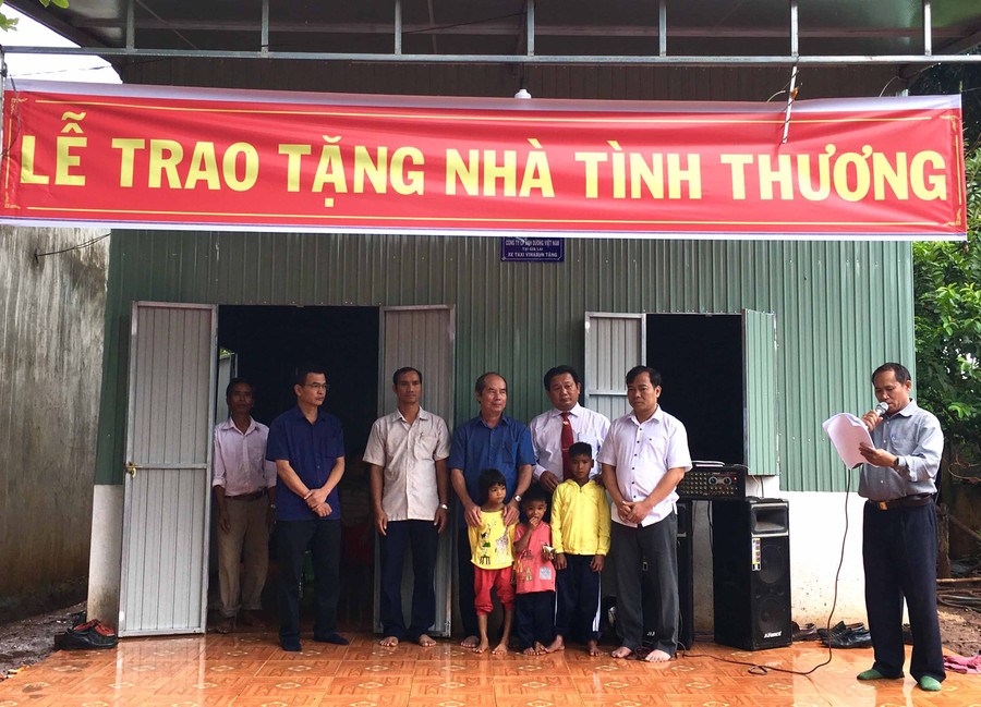 Công ty Cổ phần Ánh Dương Việt Nam tại Gia Lai tặng Nhà tình thương cho 3 anh em mồ côi. Ảnh: Hà Duy