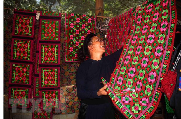 Nghệ nhân Nông Thị Thược (Cao Bằng) với các sản phẩm dệt thổ cẩm truyền thống. (Ảnh: Chu Hiệu/TTXVN) Nghệ nhân Nông Thị Thược (Cao Bằng) với các sản phẩm dệt thổ cẩm truyền thống. (Ảnh: Chu Hiệu/TTXVN)