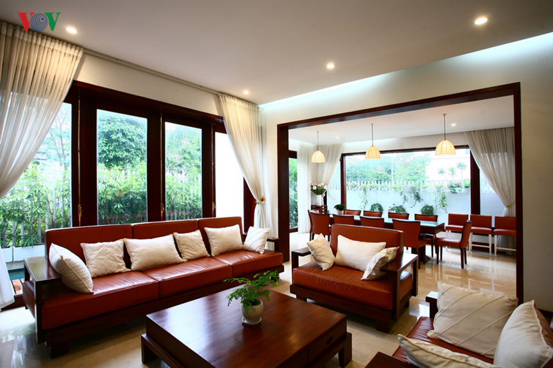  Kế bên phòng khách là phòng ăn. Những không gian liên thông nhau nhưng vẫn có sự ngăn cách ước lệ qua một khung gỗ.