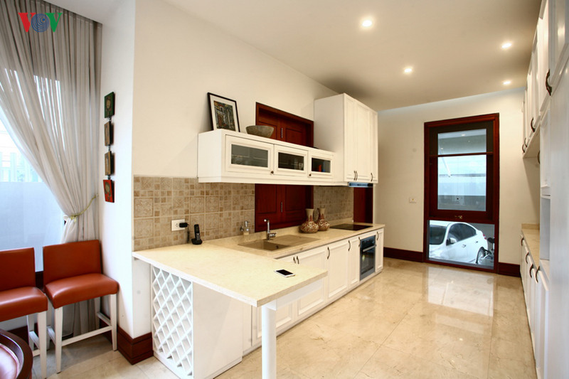 Tủ bếp có nét cổ điển trong chi tiết, với màu trắng hiện đại