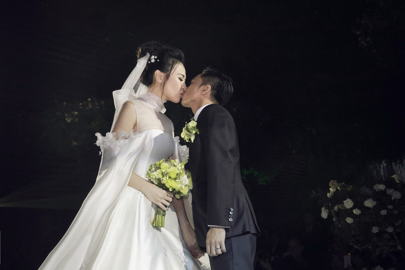 Được chứng kiến cô dâu diện thiết kế "Fleurs d'amour", Trần Hùng chia sẻ đó điều hạnh phúc nhất đối với một nhà thiết kế bởi Đàm Thu Trang đã có được câu chuyện đẹp nhất qua bộ hình, qua chiếc váy cưới.  Được chứng kiến cô dâu diện thiết kế