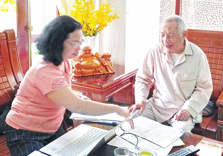 Tiến sĩ Nguyễn Thị Kim Vân trao đổi với ông Ngô Thành-nguyên Phó Bí thư Tỉnh ủy, nguyên Trưởng ban Tài mậu từ năm 1965 đến 1971) về các hoạt động của Ban Kinh tài trong thời kỳ kháng chiến chống Mỹ. Ảnh: S.C