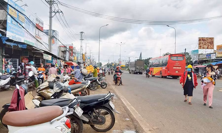 Khu vục trước cổng chợ trung tâm huyện Chư Sê-nơi xảy ra vụ tai nạn giao thông làm 4 người chết-vẫn còn tình trạng lấn chiếm vỉa hè, lề đường làm nơi để xe máy. Ảnh: M.N
