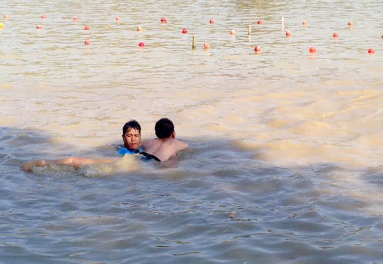 Thượng úy A Hí áp dụng phương pháp mới huấn luyện bơi cho chiến sĩ mới.. Ảnh: Danh Anh Thượng úy A Hí áp dụng phương pháp mới huấn luyện bơi cho chiến sĩ mới.. Ảnh: Danh Anh