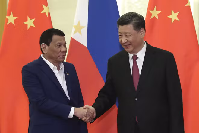 Tổng thống Rodrigo Duterte và Chủ tịch Tập Cận Bình tại Bắc Kinh hồi tháng 4. Ảnh: Reuters