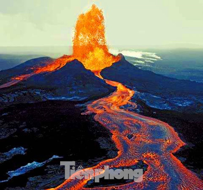  Nham thạch phun trào từ họng núi lửa Kilauea. Ảnh: Encyclopedia Britannica