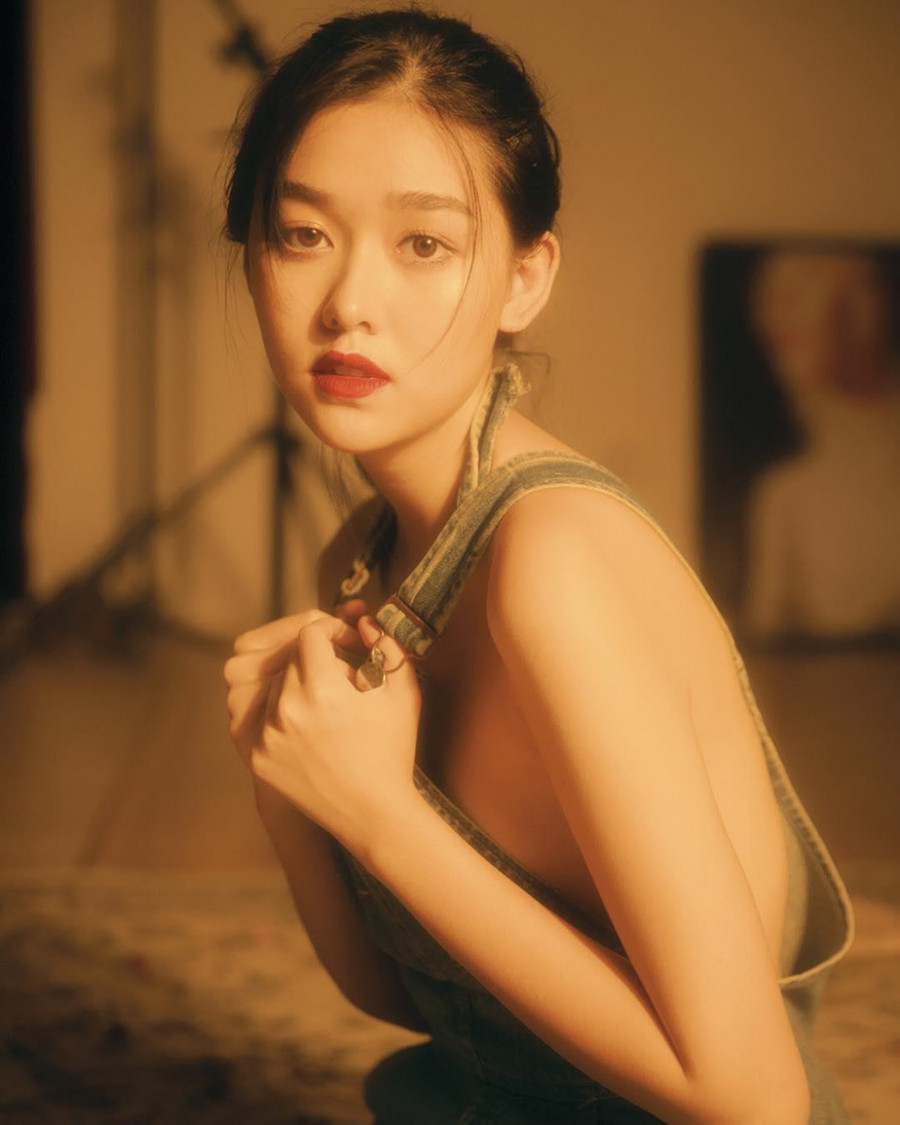 Tường San sở hữu gương mặt xinh đẹp với sống mũi cao và đường nét thanh thoát.