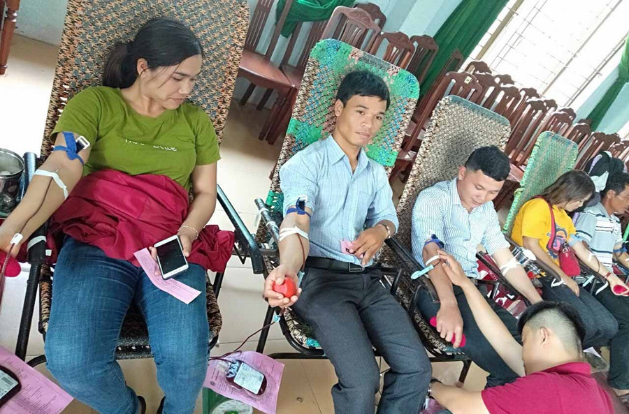  Đông đảo cán bộ, người dân huyện Krông Pa tham gia hiến máu tình nguyện. Ảnh: Hồng Ngọc