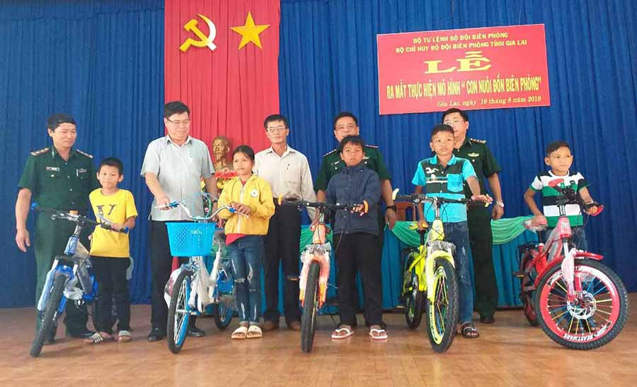 Các em nhỏ được tặng xe đạp để đi học. Ảnh: P.D Các em nhỏ được tặng xe đạp để đi học. Ảnh: P.D