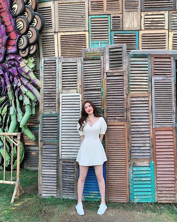 Bộ đầm tiểu thư tay phồng, thắt eo tuyền trắng giúp Bảo Thy tôn vẻ ngoài duyên dáng, ghi điểm với nhan sắc ngọt ngào.