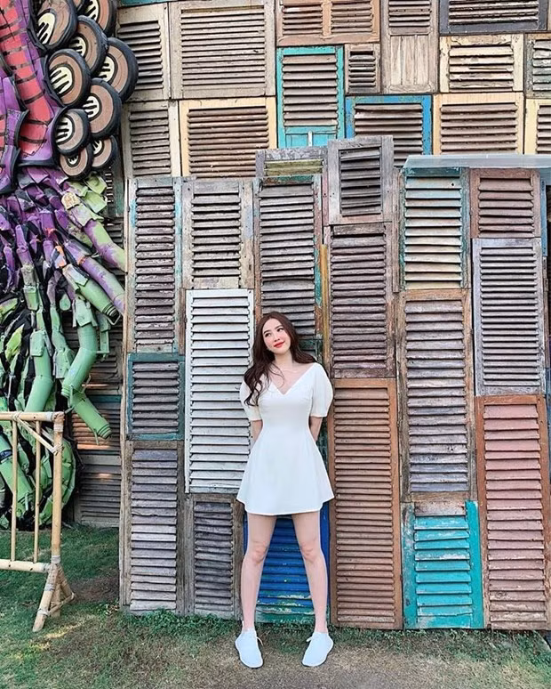 Bộ đầm tiểu thư tay phồng, thắt eo tuyền trắng giúp Bảo Thy tôn vẻ ngoài duyên dáng, ghi điểm với nhan sắc ngọt ngào.