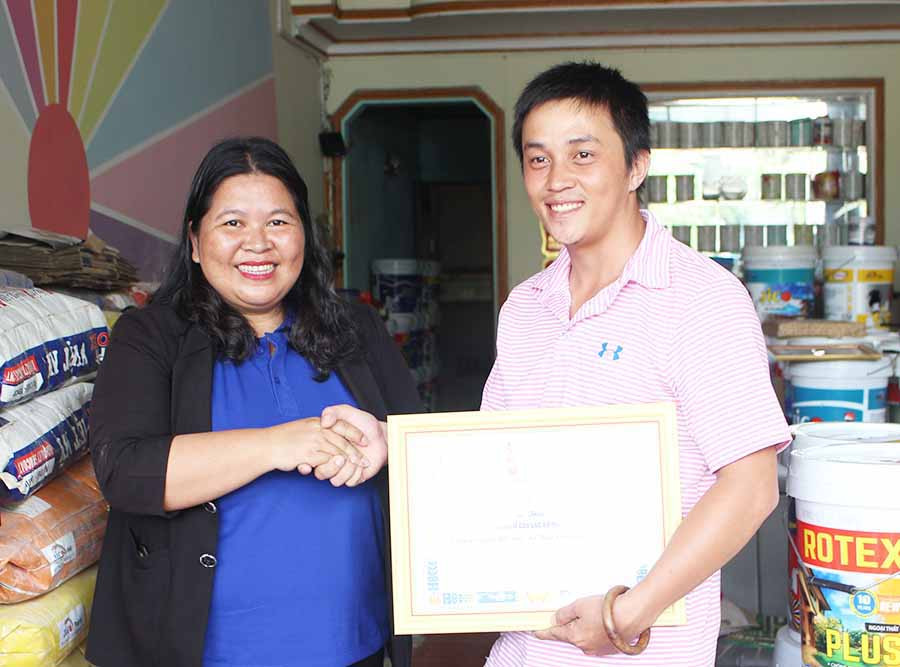 Phó Bí thư Tỉnh Đoàn Hà Thị Giang Thảo tặng bằng khen gương người tốt, việc tốt tiêu biểu tháng 6 cho anh Trần Vũ. Ảnh: Phan Lài