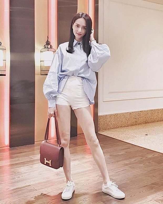  Vừa trở lại sau chấn thương ở chân, Hương Giang đã kịp ''chiêu đãi'' người hâm mộ với màn mix đồ ''ăn gian'' vóc dáng một cách xuất sắc. Người đẹp bắt cặp sơmi tay phồng với quần shorts cạp cao, mang giày thể thao năng động và điểm xuyết bằng túi Constance của Hermès.