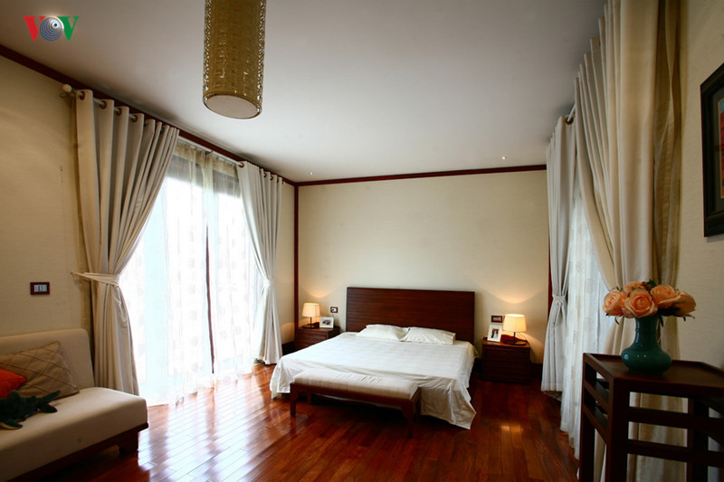 Phòng ngủ chính chan hoà ánh sáng từ ô cửa kính. Nội thất cũng được kết hợp hài hoà giữa cổ điển và hiện đại, trong việc xử lý chi tiết và màu sắc.
