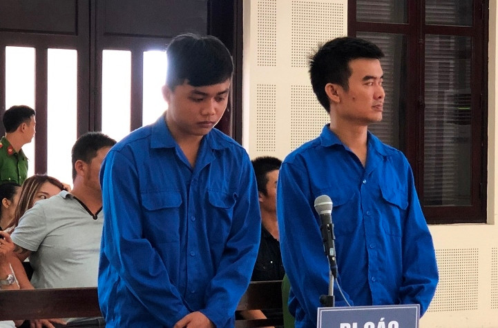 Quyền (bìa trái) cùng anh rể tại tòa