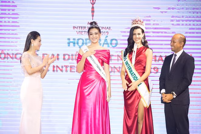 Hình ảnh Tường San trên trang chủ Miss International. 