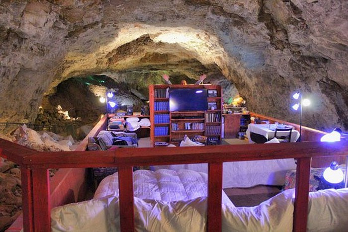Hiện, khu nghỉ dưỡng này bao gồm 48 phòng nghỉ với giường, phòng tắm và khu tiếp khách. Đây cũng là hang động khô sâu nhất, lớn nhất tại Mỹ còn tồn tại cho đến nay. (Ảnh: TripAdvisor) Hiện, khu nghỉ dưỡng này bao gồm 48 phòng nghỉ với giường, phòng tắm và khu tiếp khách. Đây cũng là hang động khô sâu nhất, lớn nhất tại Mỹ còn tồn tại cho đến nay. (Ảnh: TripAdvisor)