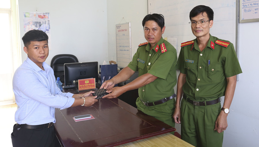 Đại úy Phạm Trường Huy cùng đại diện đơn vị trao trả lại tài sản cho anh Nguyễn Thế Bảo.
