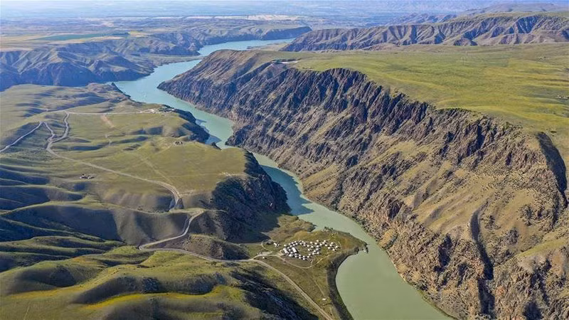 Phong cảnh hữu tình khiến lòng người mê mẩn.