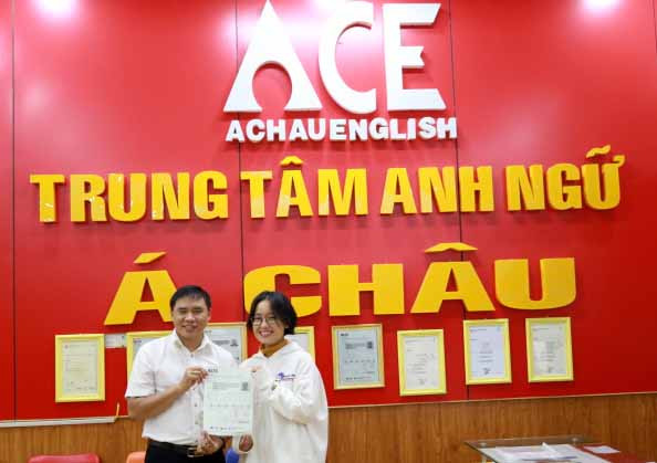Thạc sĩ Trương Minh Nhân-Giám đốc Trung tâm Anh ngữ Á Châu (trái) trao chứng chỉ IELTS cho học viên. Ảnh: Hồng Thủy