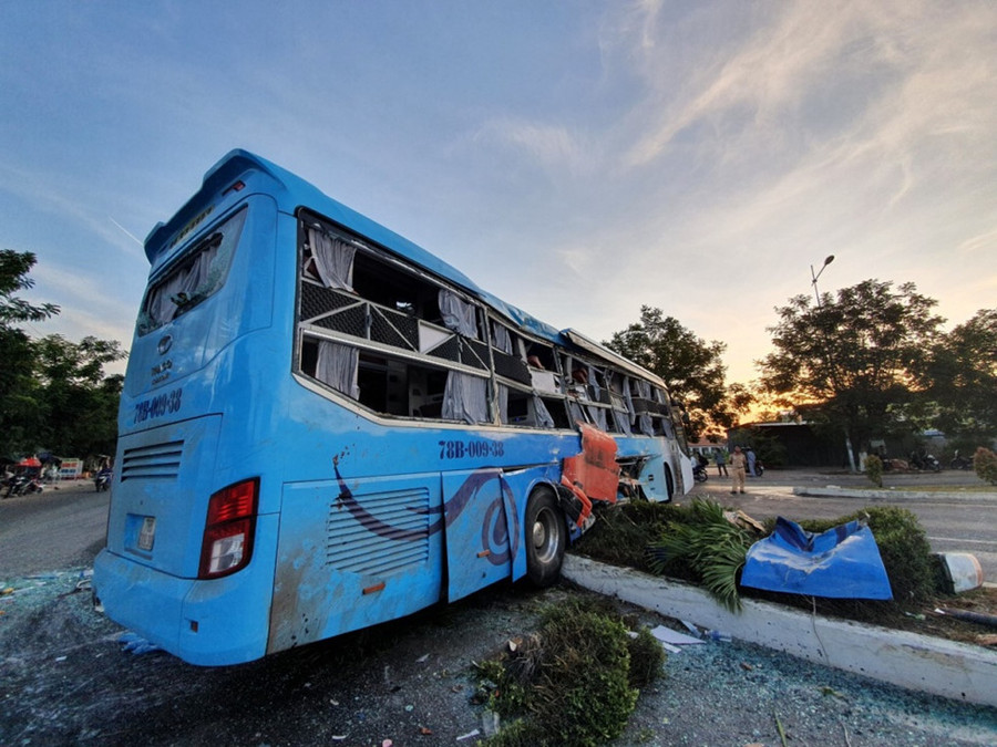  Xe khách BS 78B - 009.38 bị hư hỏng nặng, nằm trên dải phân cách
