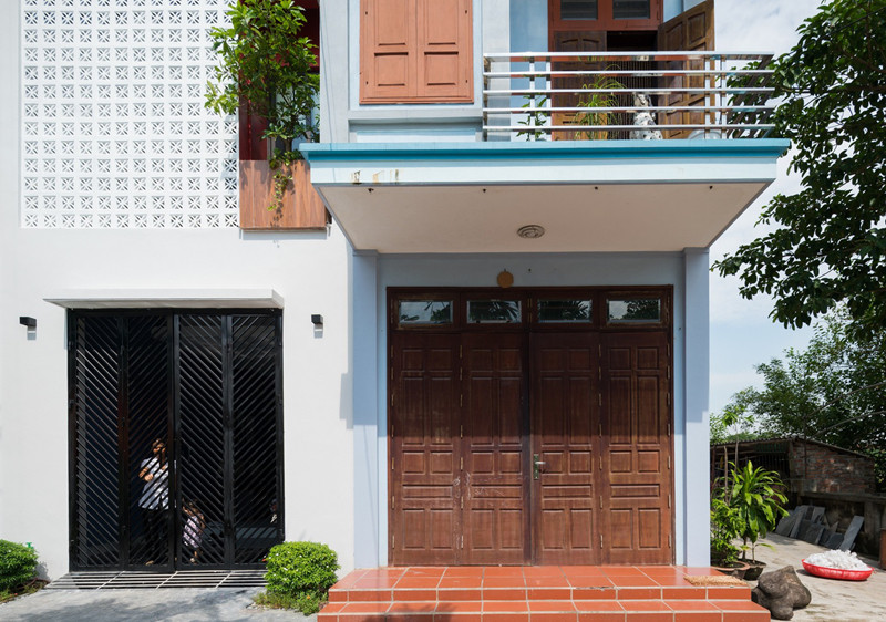  Mặt trước đơn giản, mái hiên kéo dài giúp nhiệt độ bên trong nhà không bị quá nóng khi mặt trời lên cao.