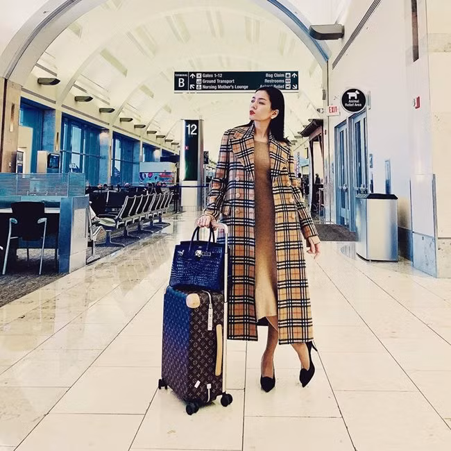  Thời trang sân bay tính sơ sơ cùng phải tỷ đồng của Lê Quyên: Vali Louis Vuitton giá hơn 100 triệu đồng, túi Hermes cá sấu màu xahnh coban giá 1,6 tỷ đồng. Áo khoác Burbery gần 60 triệu đồng.