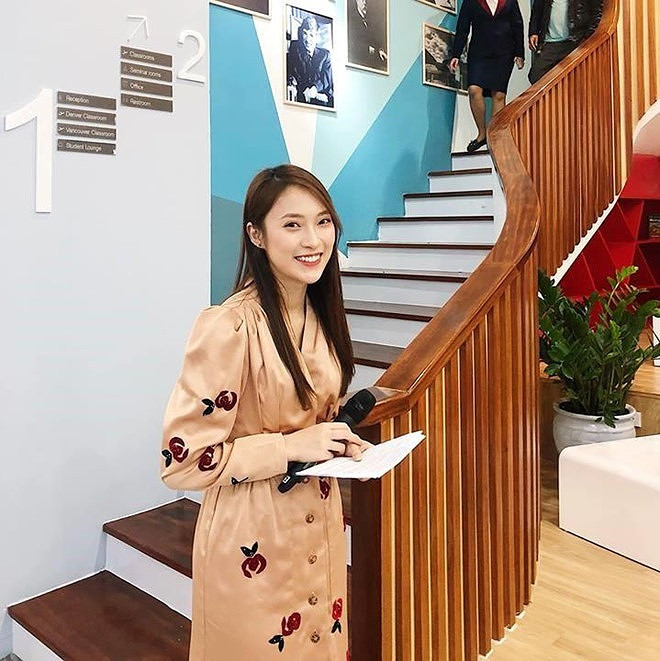 Đang là sinh viên nhưng "hot girl 7 thứ tiếng" khiến nhiều người nể phục vì sự đa tài. Khánh Vy thể hiện mình trong vai trò dẫn chương trình cho bản tin thời sự quốc tế trên đài VTC1, 8 IELTS và Crack’em up - hai chương trình học thuật về tiếng Anh trên sóng VTV7 - và một số show khác. Đang là sinh viên nhưng