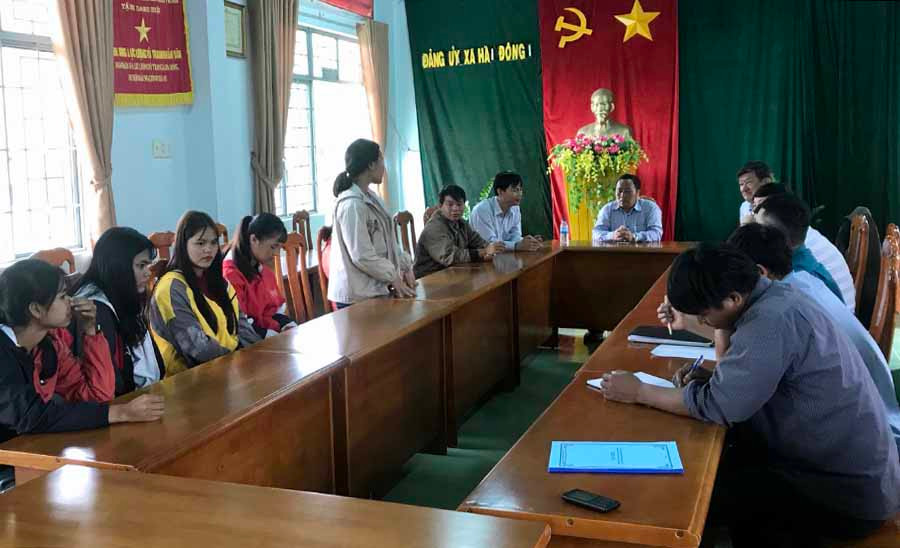 Các em học sinh bày tỏ tâm tư nguyện vọng với lãnh đạo huyện. Ảnh: P.L