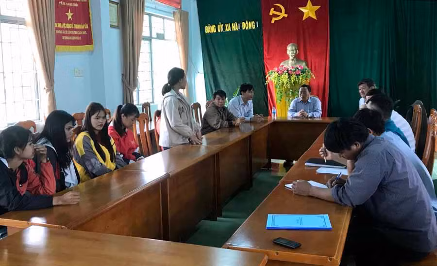 Các em học sinh bày tỏ tâm tư nguyện vọng với lãnh đạo huyện. Ảnh: P.L