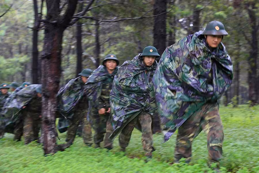  Bộ đội hành quân trong điều kiện mưa gió. Ảnh: Duy Hiển