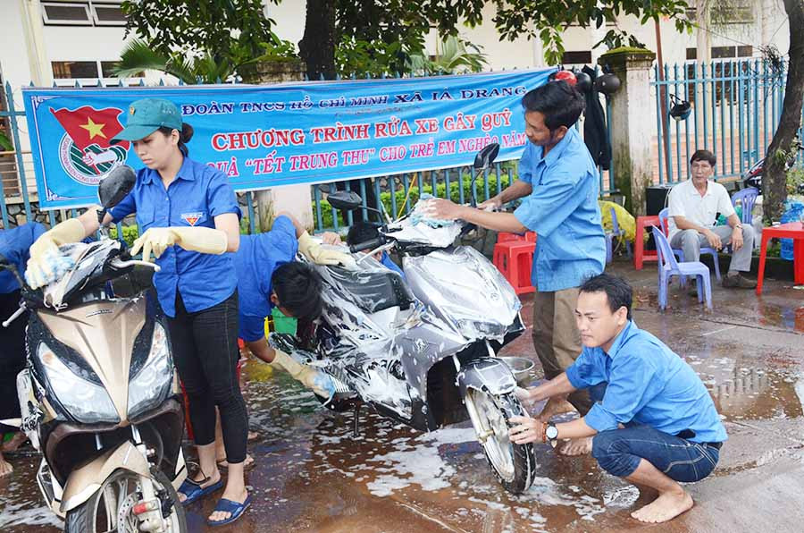  Đoàn xã Ia Drăng tổ chức chương trình rửa xe gây quỹ. Ảnh: V.H